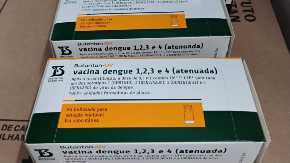 Caixas da vacina contra dengue do Instituto Butantan, empilhadas, com r&oacute;tulo indicando prote&ccedil;&atilde;o contra os quatro sorotipos e aplica&ccedil;&atilde;o por via subcut&acirc;nea.
