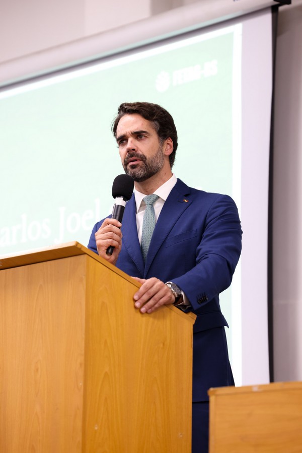 Governador Eduardo Leite fala em evento da Fetag