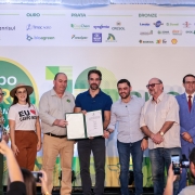 Governador e vice-governador, entre autoridades e organizadores da ExpoAgro Cotricampo