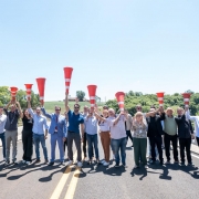 Na tradicional eleva&ccedil;&atilde;o dos cones, Leite e Gabriel, entre autoridades estaduais e locais, simbolizaram a abertura do caminho pela ponte entre Braga e Campo Novo, sobre o Rio Turvo, na ERS-518