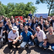 Com faixa e apresenta&ccedil;&atilde;o musical, comunidade de Crissiumal recepcionou o governador na vistoria das obras