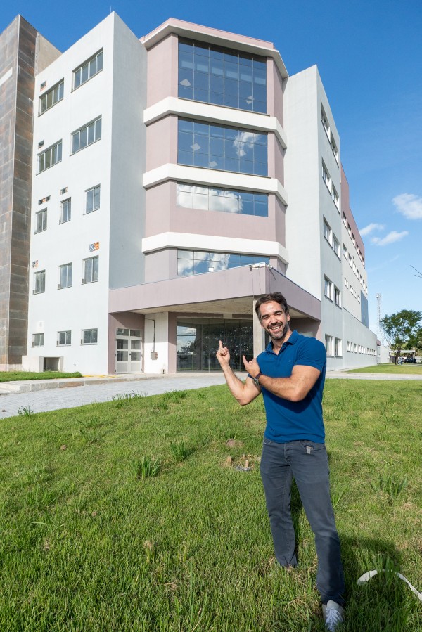 Governador Eduardo Leite vistoria obra do novo Hospital Regional de Pelotas