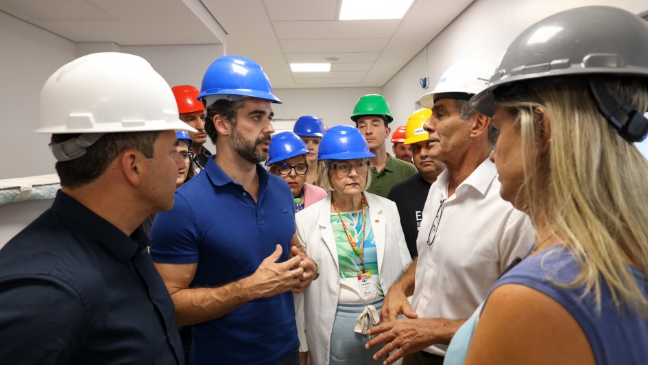 Governador Eduardo Leite vistoria obra do novo Hospital Regional de Pelotas, que est&aacute; 92% conclu&iacute;da