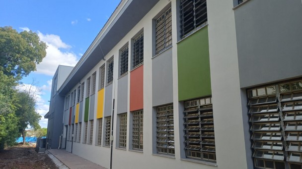 Entre as obras entregues, destaca-se a ampliação da Escola Estadual de Ensino Médio José Mânica, em Santa Cruz do Sul, que recebeu R$ 4,4 milhões para a construção de um prédio de dois pavimentos, com 1.532 metros quadrados, interligado à estrutura existente por passarelas cobertas. O espaço abriga biblioteca, laboratórios de informática e ciências, dez salas de aula, refeitório, cozinha, secretaria, banheiros adaptados e salas da direção e vice-direção.
