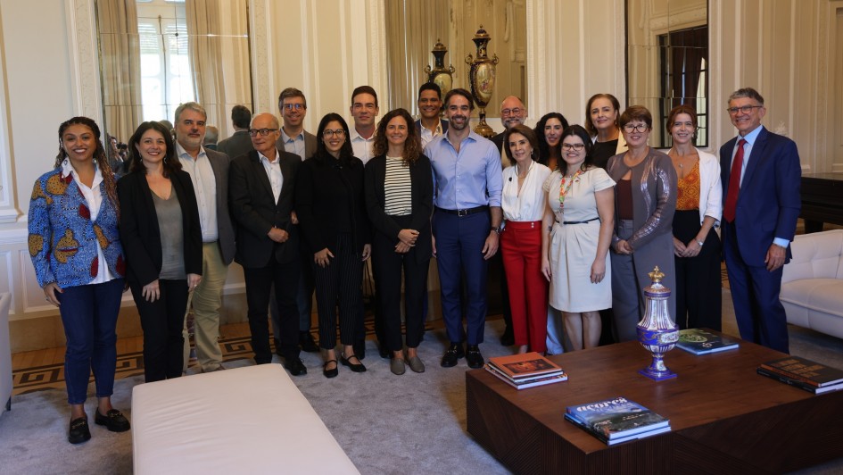Foto mostra o governador Eduardo Leite, a secret&aacute;ria da Educa&ccedil;&atilde;o, Raquel Teixeira, e representantes das institui&ccedil;&otilde;es parceiras. 