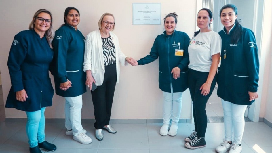 Foto mostra a secret&aacute;ria Arita Bergmann na inaugura&ccedil;&atilde;o de UBS da RBC em Os&oacute;rio.