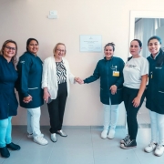 Foto mostra a secret&aacute;ria Arita Bergmann na inaugura&ccedil;&atilde;o de UBS da RBC em Os&oacute;rio.