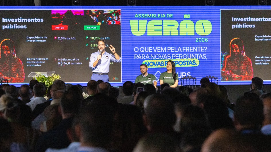 Governador Eduardo Leite fala na assembleia da Famurs