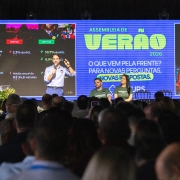 Governador Eduardo Leite fala na assembleia da Famurs