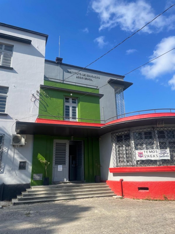 Fachada do IE Assis Brasil após recuperação