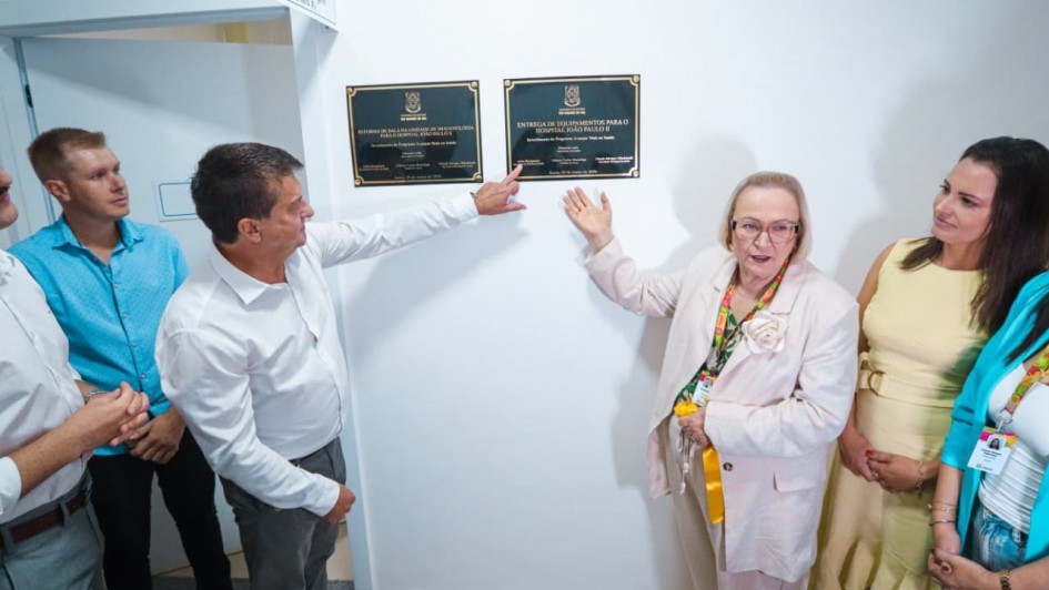 Foto mostra secretaria Arita Bergman e dire&ccedil;&atilde;o do hospital na inaugura&ccedil;&atilde;o do pronto atendimento.