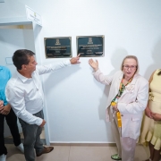 Foto mostra secretaria Arita Bergman e dire&ccedil;&atilde;o do hospital na inaugura&ccedil;&atilde;o do pronto atendimento.