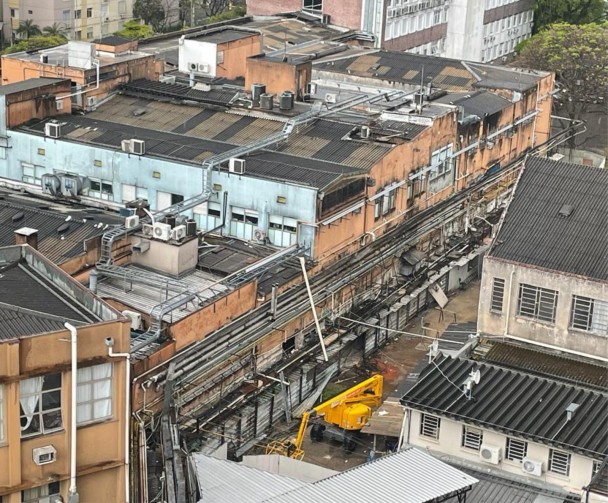 Foto mostra área externa com  aspecto de desgaste