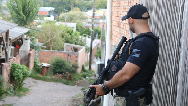 Foto de policial civil em opera&ccedil;&atilde;o