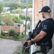 Foto de policial civil em opera&ccedil;&atilde;o