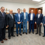O governador Eduardo Leite, na foto entre autoridades e lideran&ccedil;as, ressaltou que a experi&ecirc;ncia de dois mandatos &agrave; frente do governo ga&uacute;cho demonstra como a combina&ccedil;&atilde;o entre gest&atilde;o eficiente e articula&ccedil;&atilde;o pol&iacute;tica pode transformar a realidade do setor p&uacute;blico.