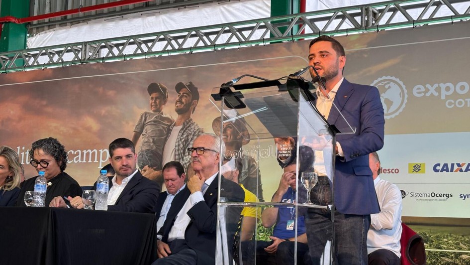 Vice-governador Gabriel Souza fala ao microfone na Expodireto Cotrijal 2026