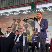 Vice-governador Gabriel Souza fala ao microfone na Expodireto Cotrijal 2026