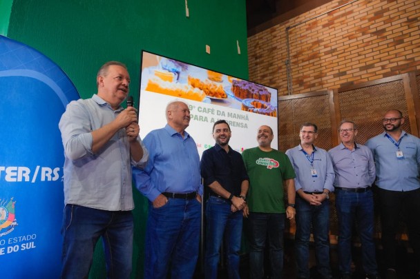 Foto mostra autoridades de Estado na Expodireto