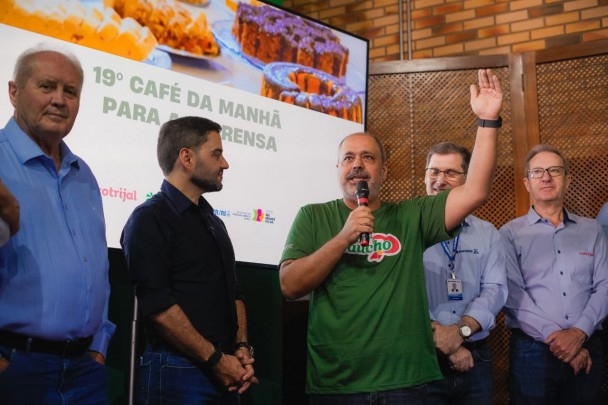 Foto mostra autoridades de Estado na Expodireto