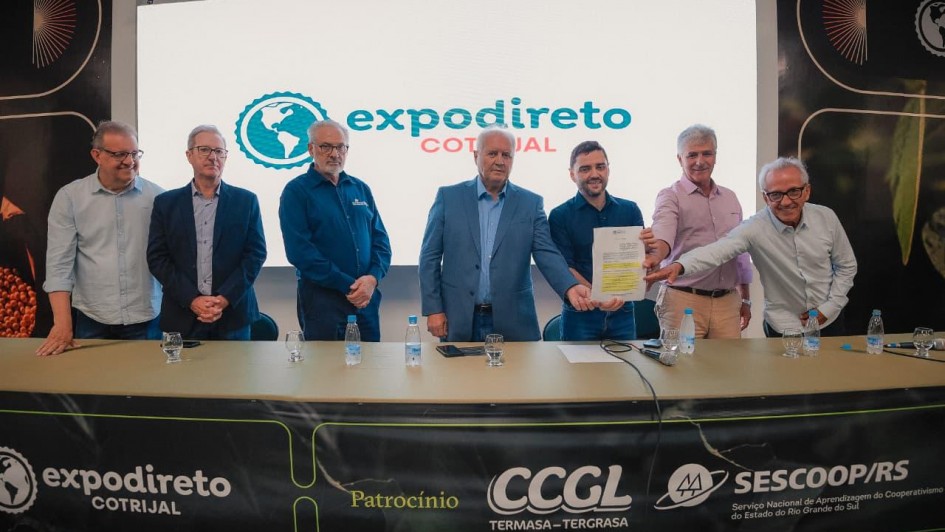 Foto de ato para assinatura conduzido pelo vice-governador Gabriel Souza