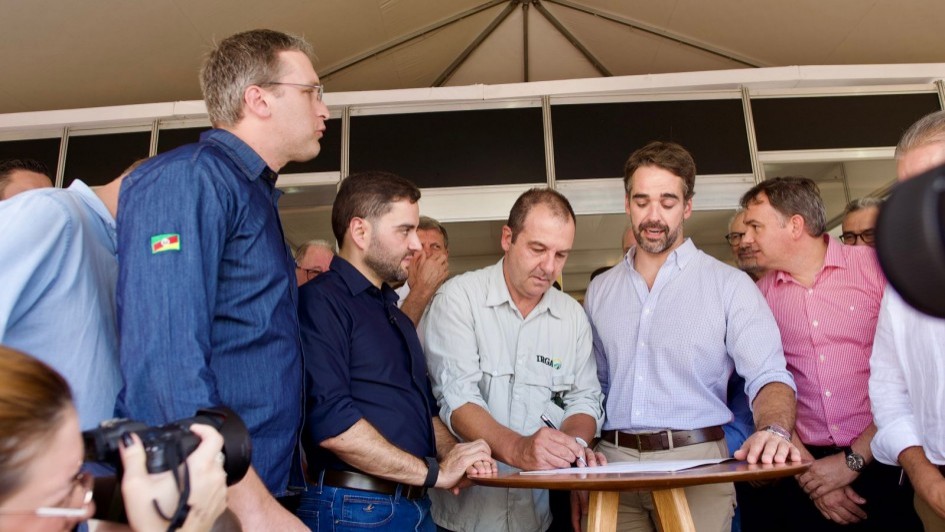 Ato de assinatura foi realizado em N&atilde;o-Me-Toque durante a Expodireto Cotrijal