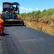 Foto de trabalhadores em obre de asfaltamento