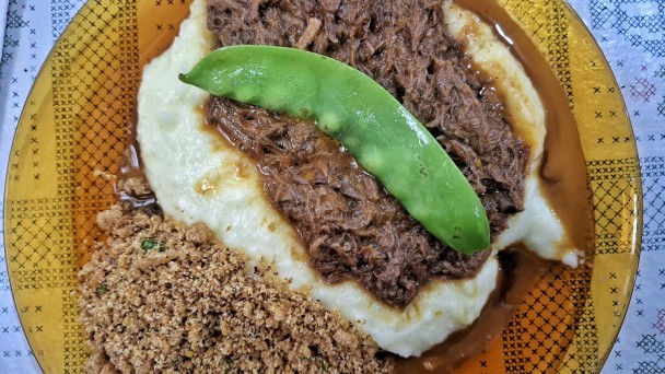 Foto de prato principal ragu de cordeiro com purê de batata e farofa de butiá 