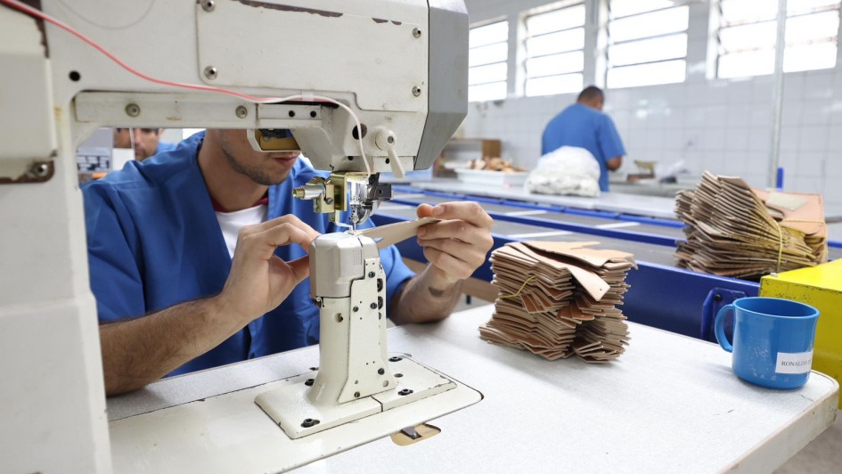 Imagem de apenados em trabalho de costura e montagem de cal&ccedil;ados