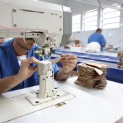 Imagem de apenados em trabalho de costura e montagem de cal&ccedil;ados