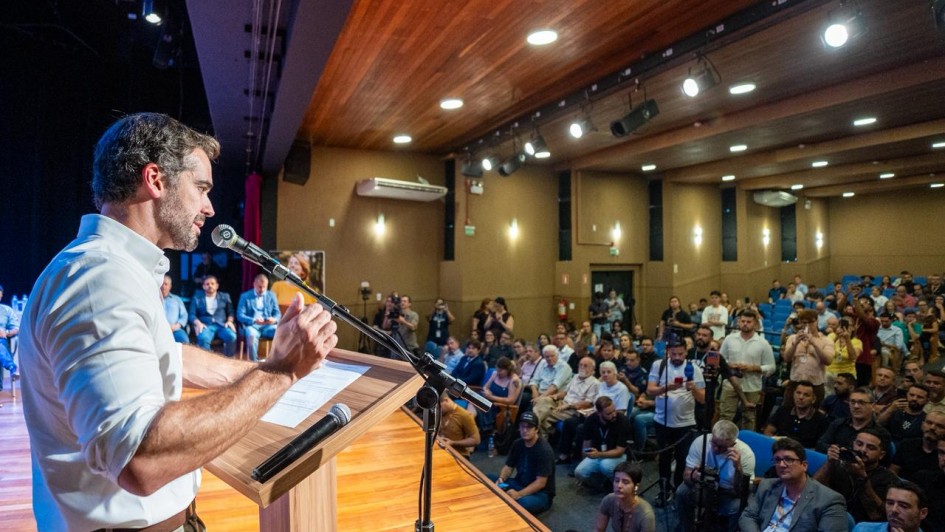Foto mostra ato de assinatura com o governador Eduardo Leite, o vice-governador Gabriel Souza e autoridades