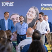 Foto mostra o governador Eduardo Leite e o vice-governador Gabriel Souza com secret&aacute;rios. 
