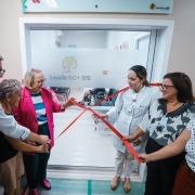 Secret&aacute;ria Arita Bergmann, prefeito e equipe do hospital desatam a fita vermelha na porta da unidade. 