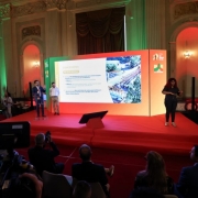 Governador Eduardo Leite e vice Gabriel Souza no palco durante o an&uacute;ncio.