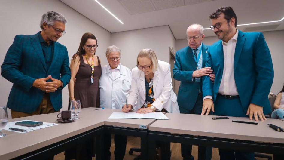 Assinatura de portaria para incentivo de tratamento de cardiopatias cong&ecirc;nitas em crian&ccedil;as na Santa Casa de Porto Alegre.