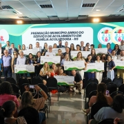 Governo do Estado entrega Selo Munic&iacute;pio Amigo do Servi&ccedil;o de Acolhimento em Fam&iacute;lia Acolhedora   mar26 (1)