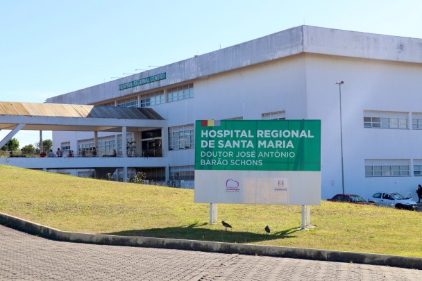Foto mostra fachada do Hospital Regional de Santa Maria, com destaque para placa do governo do Estado sobre a obra.