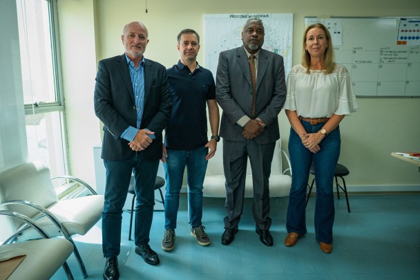 Foto mostra reunião entre diretores do Procon e Sulpetro.