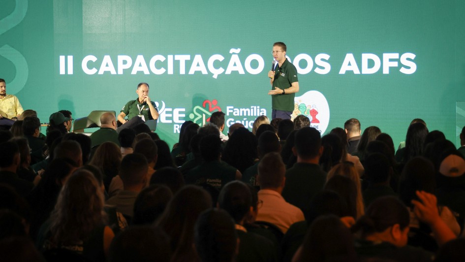 Foto mostra o secret&aacute;rio Fantinel falando no palco diante da plateia.