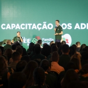 Foto mostra o secret&aacute;rio Fantinel falando no palco diante da plateia.