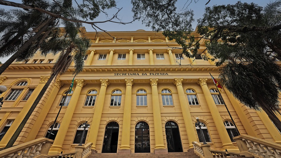 Fachada da Rua Siqueira Campos demonstra a impon&ecirc;ncia e a beleza da edifica&ccedil;&atilde;o tombada em 1987
