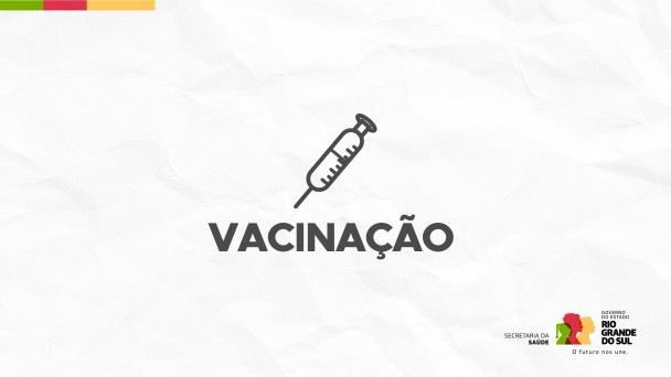 Imagem com fundo claro, em tom cinza texturizado, semelhante a papel. No centro, h&aacute; o desenho simples de uma seringa em cor cinza, inclinada levemente para a direita. Abaixo dela, est&aacute; escrito em letras grandes e mai&uacute;sculas: &ldquo;VACINA&Ccedil;&Atilde;O&rdquo;.

No canto inferior direito, aparece o logotipo do governo do Estado do Rio Grande do Sul, com tr&ecirc;s perfis humanos estilizados nas cores verde, vermelho e amarelo. Ao lado, l&ecirc;-se &ldquo;Governo do Estado Rio Grande do Sul&rdquo; e, abaixo, o slogan &ldquo;O futuro nos une&rdquo;. Pr&oacute;ximo ao logotipo, tamb&eacute;m est&aacute; a indica&ccedil;&atilde;o &ldquo;Secretaria da Sa&uacute;de&rdquo;.