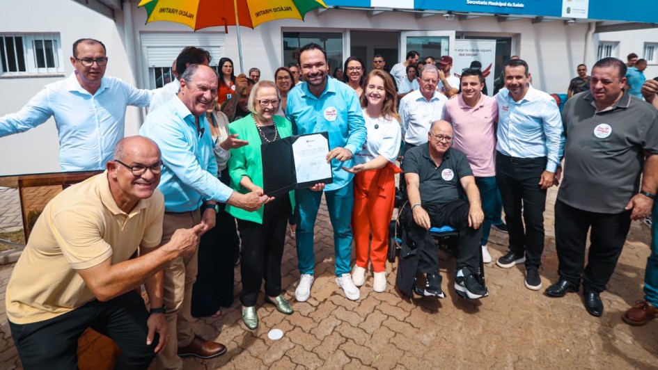 Foto mostra secret&aacute;ria Arita Bergman e autoridades mostrando documento do an&uacute;ncio de recursos para Hospital Dom Jo&atilde;o Becker.