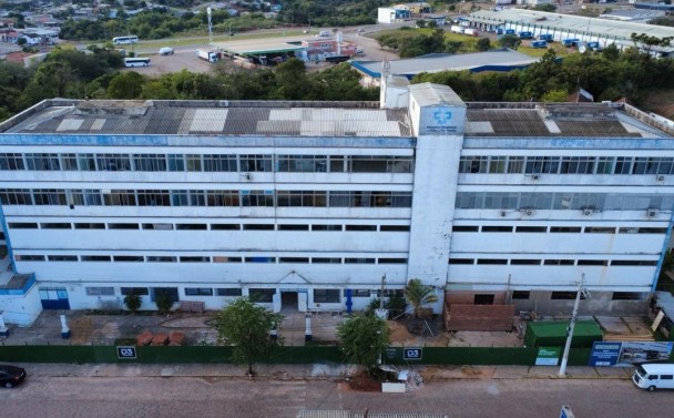 Foto aérea mostra como era antes a fachada do Hospital Regional de RIo Pardo, com pintura branca desgastada. 