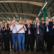 Vice-governador Gabriel Souza com outras autoridades aplaudem juntos.