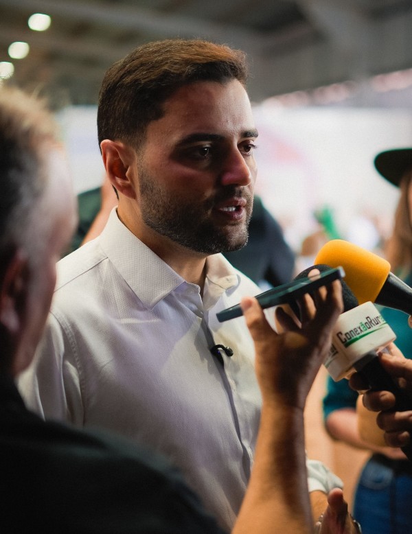 Vice-governador Gabriel Souza durante entrevista para imprensa. 