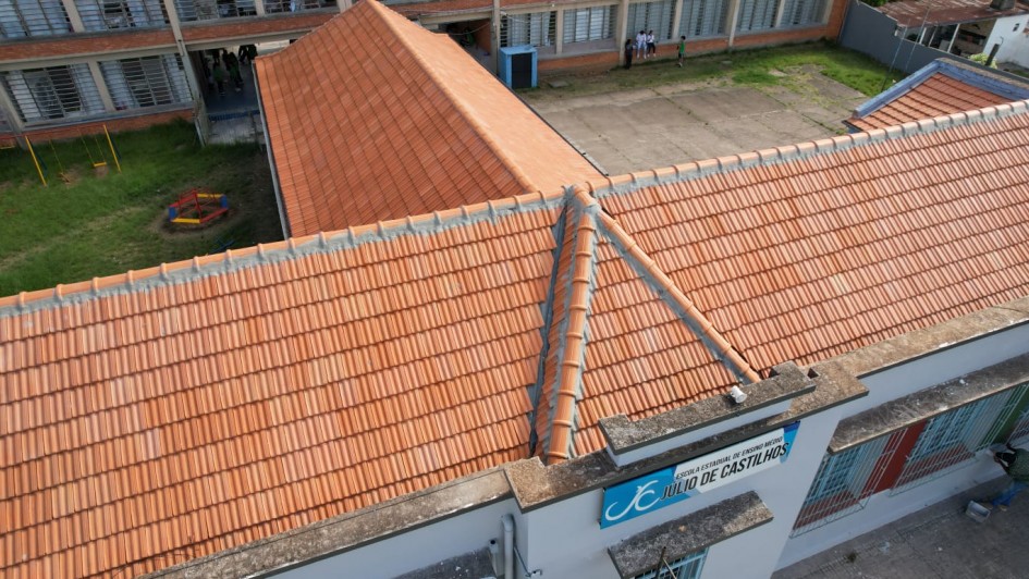 Telhado reformado da escola J&uacute;lio de Castilhos, em Santana do Livramento