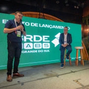 Foto mostra palestrante no lan&ccedil;amento do BRDE Labs.