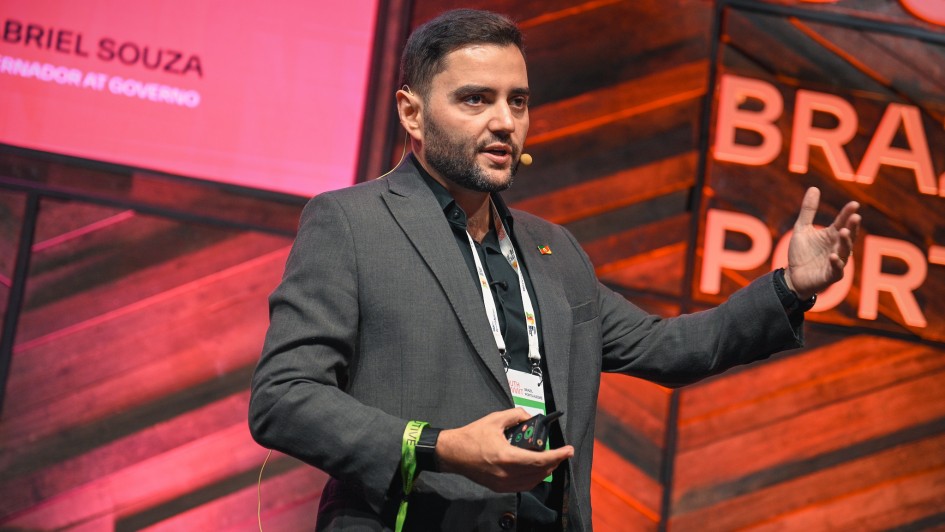 Foto mostra o vice-governador Gabriel Souza discursando no palco, durante o South Summit. 