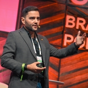 Foto mostra o vice-governador Gabriel Souza discursando no palco, durante o South Summit. 